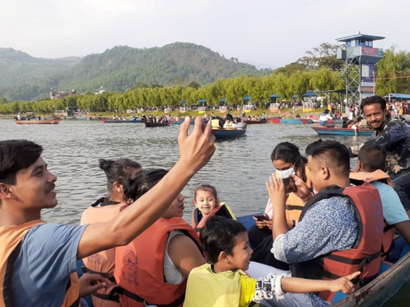 फेवा किनारमा वर्षको पहिलो दिन (फोटो फिचर)